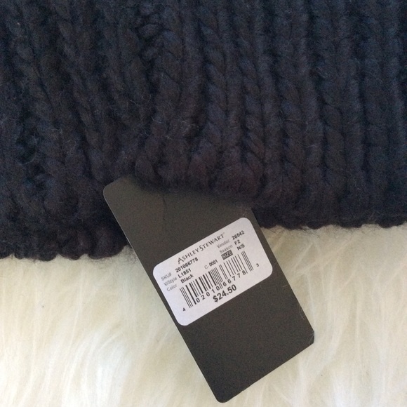 NWT Embellished “BABE” Pom Pom Hat - Picture 5 of 6